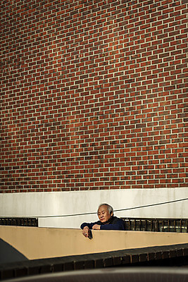 포토 JPG 주간 할아버지 노년 남자 흡연 담배 한명 들기 상반신 야외 옆모습 실버라이프 담장 기댐 한국인 고독 70대 고령화 독거노인 노인남자한명만 국내포토 자연요소 1 라이프스타일 감정 뷰포인트 모션 사람 동양인 성인 사회이슈 남자한명만 노인남자만 파일형식