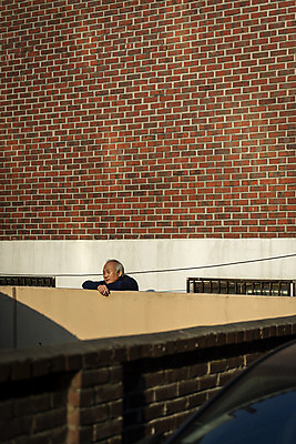 포토 JPG 주간 할아버지 노년 남자 흡연 담배 한명 들기 상반신 야외 옆모습 실버라이프 담장 기댐 한국인 고독 70대 고령화 독거노인 노인남자한명만 국내포토 자연요소 1 라이프스타일 감정 뷰포인트 모션 사람 동양인 성인 사회이슈 남자한명만 노인남자만 파일형식