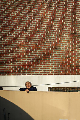 포토 JPG 주간 할아버지 노년 남자 흡연 담배 한명 들기 상반신 야외 옆모습 실버라이프 담장 기댐 한국인 고독 70대 고령화 독거노인 노인남자한명만 국내포토 자연요소 1 라이프스타일 감정 뷰포인트 모션 사람 동양인 성인 사회이슈 남자한명만 노인남자만 파일형식