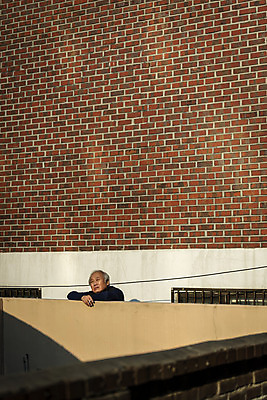 포토 JPG 주간 할아버지 노년 남자 흡연 담배 한명 들기 상반신 야외 옆모습 실버라이프 담장 기댐 한국인 고독 70대 고령화 독거노인 노인남자한명만 국내포토 자연요소 1 라이프스타일 감정 뷰포인트 모션 사람 동양인 성인 사회이슈 남자한명만 노인남자만 파일형식