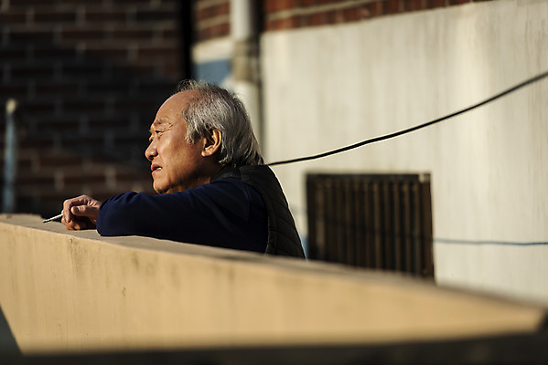 포토 JPG 주간 응시 할아버지 노년 남자 흡연 담배 한명 들기 상반신 야외 옆모습 실버라이프 담장 기댐 한국인 고독 70대 고령화 독거노인 노인남자한명만 국내포토 자연요소 1 라이프스타일 시선 감정 뷰포인트 모션 사람 동양인 성인 사회이슈 남자한명만 노인남자만 파일형식