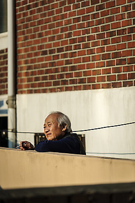 포토 JPG 주간 할아버지 노년 남자 흡연 담배 한명 들기 상반신 야외 옆모습 실버라이프 담장 기댐 한국인 고독 70대 고령화 독거노인 노인남자한명만 국내포토 자연요소 1 라이프스타일 감정 뷰포인트 모션 사람 동양인 성인 사회이슈 남자한명만 노인남자만 파일형식