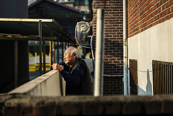 포토 JPG 주간 응시 할아버지 노년 남자 흡연 담배 한명 들기 상반신 야외 옆모습 실버라이프 담장 기댐 한국인 고독 70대 고령화 독거노인 노인남자한명만 국내포토 자연요소 1 라이프스타일 시선 감정 뷰포인트 모션 사람 동양인 성인 사회이슈 남자한명만 노인남자만 파일형식