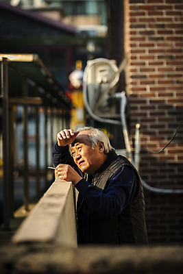 포토 JPG 주간 응시 할아버지 노년 남자 흡연 담배 한명 들기 상반신 야외 옆모습 실버라이프 담장 기댐 한국인 고독 70대 고령화 독거노인 노인남자한명만 국내포토 자연요소 1 라이프스타일 시선 감정 뷰포인트 모션 사람 동양인 성인 사회이슈 남자한명만 노인남자만 파일형식