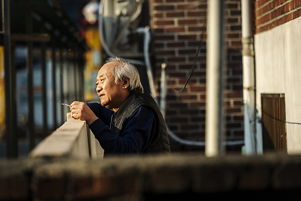 포토 JPG 주간 응시 할아버지 노년 남자 흡연 담배 한명 들기 상반신 야외 옆모습 실버라이프 담장 기댐 한국인 고독 70대 고령화 독거노인 노인남자한명만 국내포토 자연요소 1 라이프스타일 시선 감정 뷰포인트 모션 사람 동양인 성인 사회이슈 남자한명만 노인남자만 파일형식