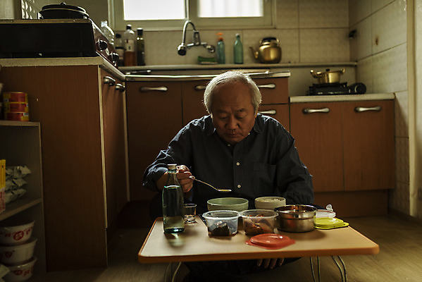 포토 JPG 주간 할아버지 노년 남자 음식 식탁 실내 한명 들기 앉기 상반신 앞모습 실버라이프 주방 숟가락 식사 한국인 고독 70대 고령화 독거노인 노인남자한명만 국내포토 자연요소 1 라이프스타일 감정 뷰포인트 모션 탁자 수저 사람 동양인 성인 내부 사회이슈 남자한명만 노인남자만 파일형식