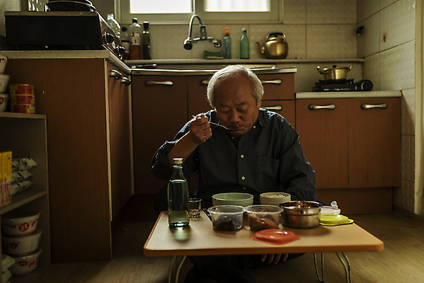 포토 JPG 주간 할아버지 노년 남자 음식 식탁 실내 한명 들기 앉기 상반신 앞모습 실버라이프 주방 숟가락 식사 한국인 고독 먹기 70대 고령화 독거노인 노인남자한명만 국내포토 자연요소 1 라이프스타일 감정 뷰포인트 모션 탁자 수저 사람 동양인 성인 내부 사회이슈 남자한명만 노인남자만 파일형식