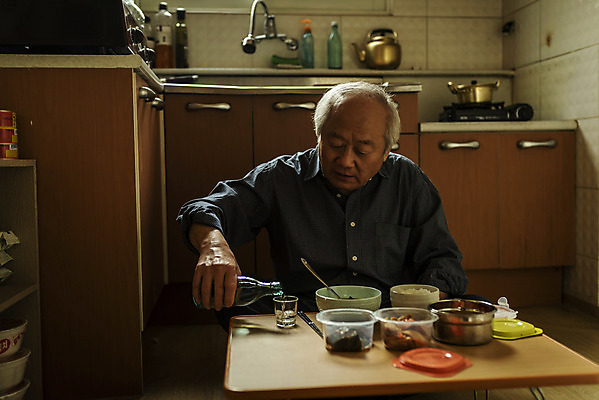 포토 JPG 주간 할아버지 노년 남자 음식 식탁 실내 한명 들기 앉기 상반신 앞모습 실버라이프 주방 숟가락 식사 한국인 고독 70대 소주 소주병 고령화 독거노인 노인남자한명만 국내포토 자연요소 1 라이프스타일 감정 뷰포인트 모션 탁자 술병 주류 수저 사람 동양인 성인 내부 사회이슈 남자한명만 노인남자만 파일형식