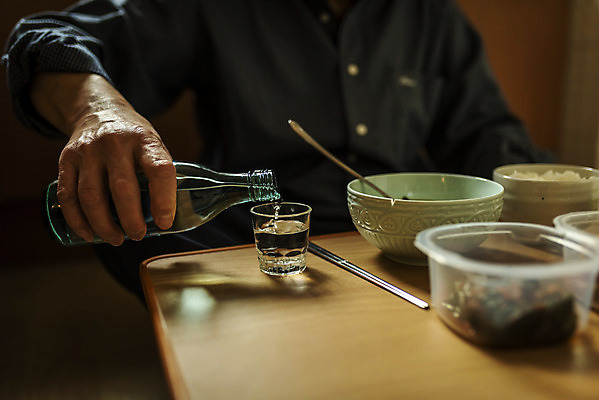 포토 JPG 주간 손 할아버지 노년 남자 음식 실내 한명 들기 앉기 근접촬영 상반신 앞모습 신체부위 실버라이프 주방 식사 한국인 붓기 고독 70대 소주 소주병 고령화 독거노인 소주잔 노인남자한명만 국내포토 자연요소 1 라이프스타일 감정 뷰포인트 술잔 모션 술병 주류 사람 동양인 성인 내부 사회이슈 남자한명만 노인남자만 파일형식