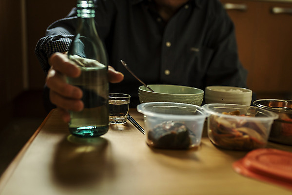 포토 JPG 주간 손 할아버지 노년 남자 음식 실내 한명 들기 앉기 근접촬영 상반신 앞모습 신체부위 실버라이프 주방 식사 한국인 고독 70대 소주 소주병 고령화 독거노인 소주잔 노인남자한명만 국내포토 자연요소 1 라이프스타일 감정 뷰포인트 술잔 모션 술병 주류 사람 동양인 성인 내부 사회이슈 남자한명만 노인남자만 파일형식