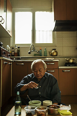 포토 JPG 주간 할아버지 노년 남자 음식 실내 한명 들기 앉기 상반신 앞모습 실버라이프 주방 식사 한국인 고독 70대 소주 고령화 독거노인 소주잔 노인남자한명만 국내포토 자연요소 1 라이프스타일 감정 뷰포인트 술잔 모션 주류 사람 동양인 성인 내부 사회이슈 남자한명만 노인남자만 파일형식