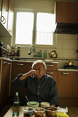 포토 JPG 주간 할아버지 노년 남자 음식 실내 한명 들기 앉기 상반신 앞모습 실버라이프 주방 식사 한국인 마시기 고독 70대 소주 고령화 독거노인 소주잔 노인남자한명만 국내포토 자연요소 1 라이프스타일 감정 뷰포인트 술잔 모션 주류 사람 동양인 성인 내부 사회이슈 남자한명만 노인남자만 파일형식