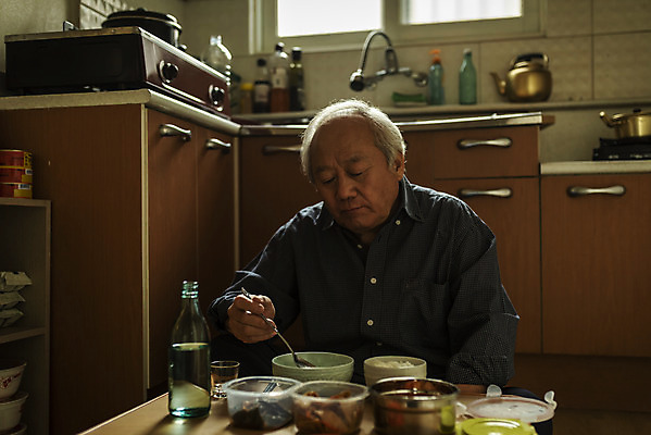 포토 JPG 주간 할아버지 노년 남자 음식 실내 한명 들기 앉기 상반신 앞모습 실버라이프 주방 숟가락 식사 한국인 고독 70대 소주 고령화 독거노인 노인남자한명만 국내포토 자연요소 1 라이프스타일 감정 뷰포인트 모션 주류 수저 사람 동양인 성인 내부 사회이슈 남자한명만 노인남자만 파일형식