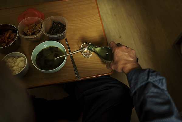 포토 JPG 주간 손 할아버지 노년 남자 음식 실내 한명 들기 앉기 근접촬영 상반신 뒷모습 신체부위 실버라이프 주방 식사 어둠 한국인 붓기 고독 70대 소주 소주병 고령화 독거노인 소주잔 노인남자한명만 국내포토 자연요소 1 라이프스타일 감정 뷰포인트 술잔 모션 술병 주류 사람 동양인 성인 내부 사회이슈 남자한명만 노인남자만 파일형식