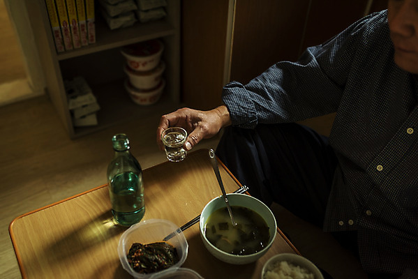 포토 JPG 주간 손 할아버지 노년 남자 음식 실내 한명 들기 앉기 상반신 옆모습 신체부위 실버라이프 주방 식사 어둠 한국인 고독 70대 소주 소주병 고령화 독거노인 소주잔 노인남자한명만 국내포토 자연요소 1 라이프스타일 감정 뷰포인트 술잔 모션 술병 주류 사람 동양인 성인 내부 사회이슈 남자한명만 노인남자만 파일형식