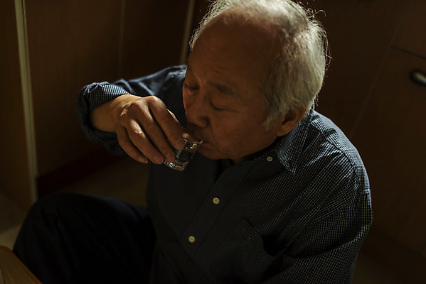 포토 JPG 주간 할아버지 노년 남자 실내 한명 들기 앉기 상반신 옆모습 실버라이프 주방 어둠 한국인 마시기 고독 70대 소주 고령화 독거노인 소주잔 노인남자한명만 국내포토 자연요소 1 라이프스타일 감정 뷰포인트 술잔 모션 주류 사람 동양인 성인 내부 사회이슈 남자한명만 노인남자만 파일형식