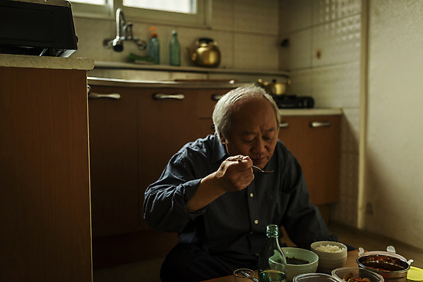 포토 JPG 주간 할아버지 노년 남자 음식 실내 한명 들기 앉기 상반신 옆모습 실버라이프 주방 숟가락 식사 어둠 한국인 고독 먹기 70대 소주 고령화 독거노인 노인남자한명만 국내포토 자연요소 1 라이프스타일 감정 뷰포인트 모션 주류 수저 사람 동양인 성인 내부 사회이슈 남자한명만 노인남자만 파일형식