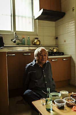 포토 JPG 주간 할아버지 노년 남자 음식 식탁 실내 한명 앉기 상반신 앞모습 실버라이프 주방 식사 한국인 고독 70대 소주 고령화 독거노인 노인남자한명만 국내포토 자연요소 1 라이프스타일 감정 뷰포인트 모션 탁자 주류 사람 동양인 성인 내부 사회이슈 남자한명만 노인남자만 파일형식