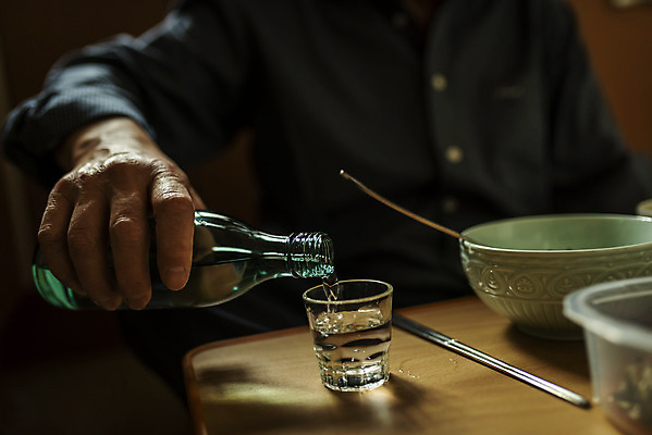 포토 JPG 주간 손 할아버지 노년 남자 음식 실내 한명 들기 앉기 근접촬영 상반신 앞모습 신체부위 실버라이프 주방 식사 어둠 한국인 붓기 고독 70대 소주 소주병 고령화 독거노인 소주잔 노인남자한명만 국내포토 자연요소 1 라이프스타일 감정 뷰포인트 술잔 모션 술병 주류 사람 동양인 성인 내부 사회이슈 남자한명만 노인남자만 파일형식