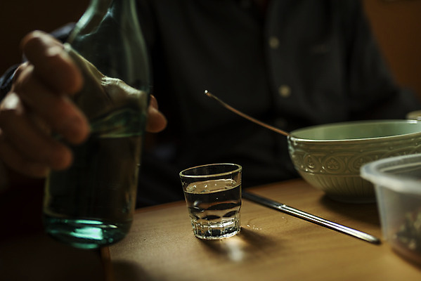 포토 JPG 주간 손 할아버지 노년 남자 음식 실내 한명 들기 앉기 근접촬영 상반신 앞모습 신체부위 실버라이프 주방 식사 어둠 한국인 고독 70대 소주 소주병 고령화 독거노인 소주잔 노인남자한명만 국내포토 자연요소 1 라이프스타일 감정 뷰포인트 술잔 모션 술병 주류 사람 동양인 성인 내부 사회이슈 남자한명만 노인남자만 파일형식