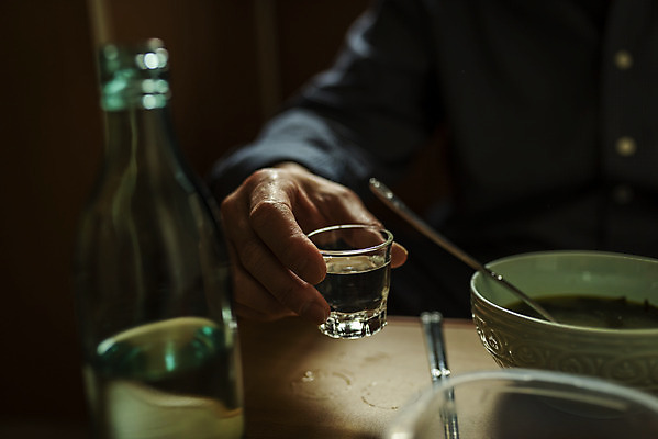 포토 JPG 주간 그릇 손 할아버지 노년 남자 음식 젓가락 실내 한명 들기 앉기 근접촬영 상반신 앞모습 신체부위 실버라이프 주방 식사 어둠 한국인 고독 70대 소주 고령화 독거노인 소주잔 노인남자한명만 국내포토 자연요소 1 라이프스타일 식기 감정 뷰포인트 술잔 모션 주류 수저 사람 동양인 성인 내부 사회이슈 남자한명만 노인남자만 파일형식