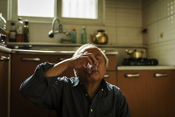 포토 JPG 주간 할아버지 노년 남자 실내 한명 들기 앉기 상반신 앞모습 실버라이프 주방 식사 한국인 마시기 고독 70대 소주 고령화 독거노인 소주잔 노인남자한명만 국내포토 자연요소 1 라이프스타일 감정 뷰포인트 술잔 모션 주류 사람 동양인 성인 내부 사회이슈 남자한명만 노인남자만 파일형식