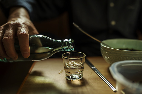 포토 JPG 주간 손 할아버지 노년 남자 음식 실내 한명 들기 앉기 근접촬영 상반신 앞모습 신체부위 실버라이프 주방 식사 한국인 붓기 고독 70대 소주 소주병 고령화 독거노인 소주잔 노인남자한명만 국내포토 자연요소 1 라이프스타일 감정 뷰포인트 술잔 모션 술병 주류 사람 동양인 성인 내부 사회이슈 남자한명만 노인남자만 파일형식