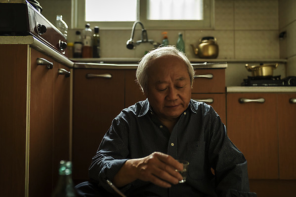 포토 JPG 주간 할아버지 노년 남자 실내 한명 들기 앉기 상반신 앞모습 실버라이프 주방 식사 한국인 고독 70대 소주 고령화 독거노인 소주잔 노인남자한명만 국내포토 자연요소 1 라이프스타일 감정 뷰포인트 술잔 모션 주류 사람 동양인 성인 내부 사회이슈 남자한명만 노인남자만 파일형식