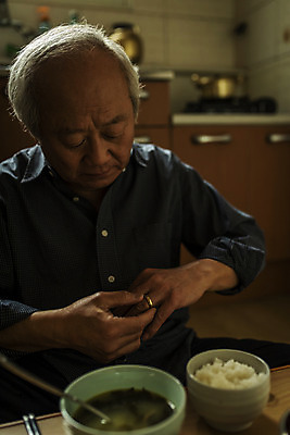 포토 JPG 주간 할아버지 노년 남자 음식 실내 한명 들기 앉기 상반신 앞모습 실버라이프 식사 만지기 한국인 고독 결혼반지 70대 소주 고령화 독거노인 소주잔 노인남자한명만 국내포토 자연요소 1 라이프스타일 감정 뷰포인트 결혼 술잔 모션 주류 사람 동양인 성인 내부 반지 사회이슈 남자한명만 노인남자만 파일형식