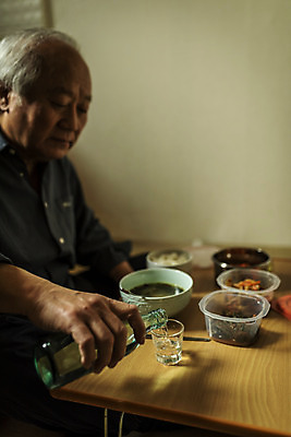포토 JPG 주간 할아버지 노년 남자 음식 식탁 실내 한명 들기 앉기 상반신 옆모습 실버라이프 주방 식사 한국인 붓기 고독 70대 소주 소주병 고령화 독거노인 노인남자한명만 국내포토 자연요소 1 라이프스타일 감정 뷰포인트 모션 탁자 술병 주류 사람 동양인 성인 내부 사회이슈 남자한명만 노인남자만 파일형식