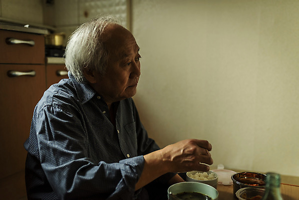 포토 JPG 주간 할아버지 노년 남자 실내 한명 들기 앉기 상반신 옆모습 실버라이프 주방 식사 한국인 고독 70대 소주 고령화 독거노인 소주잔 노인남자한명만 국내포토 자연요소 1 라이프스타일 감정 뷰포인트 술잔 모션 주류 사람 동양인 성인 내부 사회이슈 남자한명만 노인남자만 파일형식