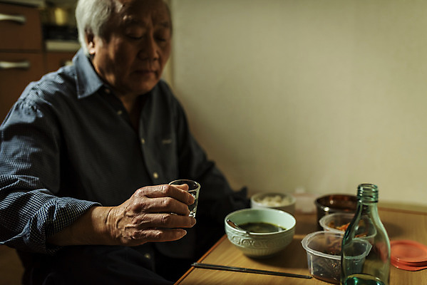 포토 JPG 주간 할아버지 노년 남자 음식 식탁 실내 한명 들기 앉기 상반신 옆모습 실버라이프 주방 식사 한국인 고독 70대 소주 고령화 독거노인 소주잔 노인남자한명만 국내포토 자연요소 1 라이프스타일 감정 뷰포인트 술잔 모션 탁자 주류 사람 동양인 성인 내부 사회이슈 남자한명만 노인남자만 파일형식