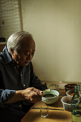 포토 JPG 주간 할아버지 노년 남자 음식 식탁 실내 한명 들기 앉기 상반신 옆모습 실버라이프 주방 숟가락 식사 한국인 고독 70대 소주 고령화 독거노인 노인남자한명만 국내포토 자연요소 1 라이프스타일 감정 뷰포인트 모션 탁자 주류 수저 사람 동양인 성인 내부 사회이슈 남자한명만 노인남자만 파일형식