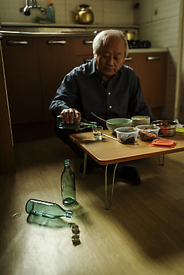 포토 JPG 주간 전신 할아버지 노년 남자 식탁 실내 한명 들기 앉기 옆모습 실버라이프 주방 한국인 고독 70대 소주 소주병 빈병 고령화 독거노인 소주잔 노인남자한명만 국내포토 자연요소 1 라이프스타일 감정 뷰포인트 술잔 모션 탁자 술병 병_용기 주류 사람 동양인 성인 내부 사회이슈 남자한명만 노인남자만 파일형식