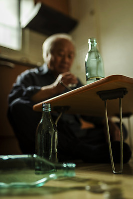 포토 JPG 주간 전신 할아버지 노년 남자 실내 한명 들기 앉기 옆모습 아웃포커스 실버라이프 주방 한국인 고독 70대 소주 소주병 빈병 고령화 독거노인 소주잔 노인남자한명만 국내포토 자연요소 1 라이프스타일 감정 뷰포인트 술잔 모션 술병 병_용기 주류 촬영기법 사람 동양인 성인 내부 사회이슈 남자한명만 노인남자만 파일형식