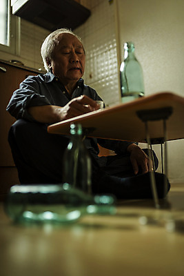 포토 JPG 주간 전신 할아버지 노년 남자 실내 한명 들기 앉기 옆모습 실버라이프 주방 한국인 고독 소프트포커스 70대 소주 소주병 빈병 고령화 독거노인 소주잔 노인남자한명만 국내포토 자연요소 1 라이프스타일 감정 뷰포인트 술잔 모션 술병 병_용기 주류 촬영기법 사람 동양인 성인 내부 사회이슈 남자한명만 노인남자만 파일형식