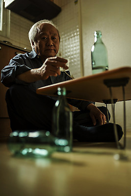 포토 JPG 주간 전신 할아버지 노년 남자 실내 한명 들기 앉기 옆모습 실버라이프 주방 한국인 고독 소프트포커스 70대 소주 소주병 빈병 고령화 독거노인 소주잔 노인남자한명만 국내포토 자연요소 1 라이프스타일 감정 뷰포인트 술잔 모션 술병 병_용기 주류 촬영기법 사람 동양인 성인 내부 사회이슈 남자한명만 노인남자만 파일형식