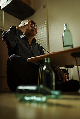 포토 JPG 주간 전신 할아버지 노년 남자 실내 한명 들기 앉기 옆모습 실버라이프 주방 한국인 마시기 고독 소프트포커스 70대 소주 소주병 빈병 고령화 독거노인 소주잔 노인남자한명만 국내포토 자연요소 1 라이프스타일 감정 뷰포인트 술잔 모션 술병 병_용기 주류 촬영기법 사람 동양인 성인 내부 사회이슈 남자한명만 노인남자만 파일형식