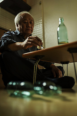 포토 JPG 주간 전신 할아버지 노년 남자 실내 한명 들기 앉기 옆모습 실버라이프 주방 한국인 고독 소프트포커스 70대 소주 소주병 빈병 고령화 독거노인 소주잔 노인남자한명만 국내포토 자연요소 1 라이프스타일 감정 뷰포인트 술잔 모션 술병 병_용기 주류 촬영기법 사람 동양인 성인 내부 사회이슈 남자한명만 노인남자만 파일형식