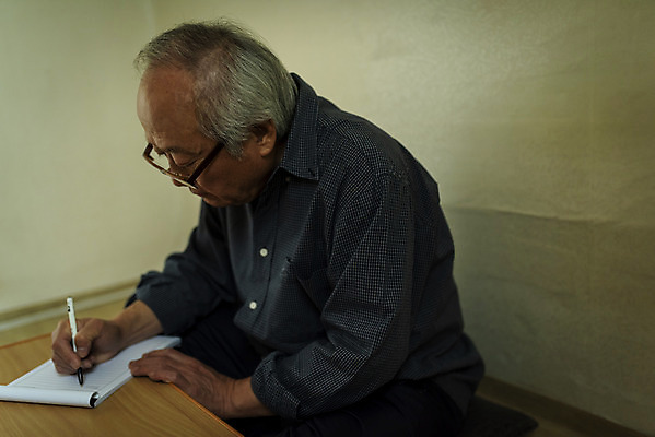 포토 JPG 주간 할아버지 노년 남자 실내 한명 들기 앉기 상반신 옆모습 실버라이프 펜 한국인 고독 편지 70대 고령화 독거노인 편지쓰기 노인남자한명만 안경낌 국내포토 자연요소 1 라이프스타일 감정 안경 뷰포인트 모션 사람 동양인 성인 내부 필기구 기록 사회이슈 남자한명만 노인남자만 파일형식