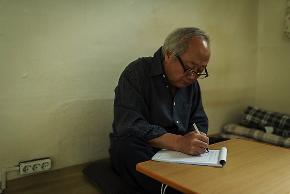 포토 JPG 주간 문자 할아버지 노년 남자 실내 한명 들기 앉기 상반신 옆모습 실버라이프 펜 한국인 고독 편지 70대 고령화 독거노인 편지쓰기 노인남자한명만 안경낌 국내포토 자연요소 1 라이프스타일 감정 안경 뷰포인트 모션 사람 동양인 성인 내부 필기구 기록 사회이슈 남자한명만 노인남자만 파일형식