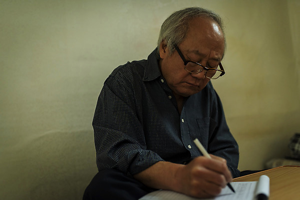 포토 JPG 주간 문자 할아버지 노년 남자 실내 한명 들기 앉기 상반신 옆모습 실버라이프 펜 한국인 고독 편지 70대 고령화 독거노인 편지쓰기 노인남자한명만 안경낌 국내포토 자연요소 1 라이프스타일 감정 안경 뷰포인트 모션 사람 동양인 성인 내부 필기구 기록 사회이슈 남자한명만 노인남자만 파일형식