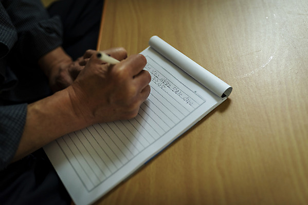 포토 JPG 주간 문자 손 할아버지 노년 남자 실내 한명 들기 앉기 근접촬영 옆모습 신체부위 실버라이프 펜 한국인 고독 편지 70대 고령화 독거노인 편지쓰기 노인남자한명만 국내포토 자연요소 1 라이프스타일 감정 뷰포인트 모션 사람 동양인 성인 내부 필기구 기록 사회이슈 남자한명만 노인남자만 파일형식