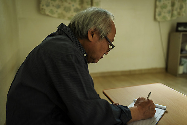 포토 JPG 주간 할아버지 노년 남자 실내 한명 들기 앉기 상반신 옆모습 실버라이프 한국인 고독 편지 70대 고령화 독거노인 편지쓰기 노인남자한명만 안경낌 국내포토 자연요소 1 라이프스타일 감정 안경 뷰포인트 모션 사람 동양인 성인 내부 기록 사회이슈 남자한명만 노인남자만 파일형식