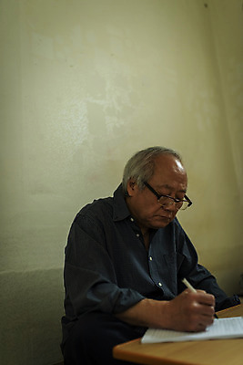 포토 JPG 주간 문자 할아버지 노년 남자 실내 한명 들기 앉기 상반신 옆모습 실버라이프 한국인 고독 편지 70대 고령화 독거노인 편지쓰기 노인남자한명만 안경낌 국내포토 자연요소 1 라이프스타일 감정 안경 뷰포인트 모션 사람 동양인 성인 내부 기록 사회이슈 남자한명만 노인남자만 파일형식