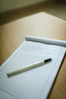 포토 JPG 주간 실내 근접촬영 사람없음 실버라이프 펜 고독 편지지 고령화 국내포토 자연요소 라이프스타일 감정 뷰포인트 내부 필기구 편지 사회이슈 파일형식