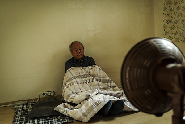 포토 JPG 주간 전신 할아버지 노년 남자 실내 한명 앉기 앞모습 실버라이프 이불 한국인 고독 난방기 70대 고령화 독거노인 노인남자한명만 국내포토 자연요소 1 라이프스타일 감정 뷰포인트 침구 모션 사람 동양인 성인 내부 사회이슈 난방용품 남자한명만 노인남자만 파일형식