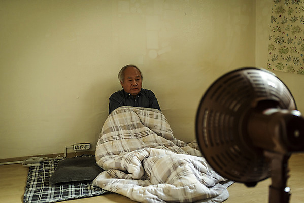 포토 JPG 주간 전신 할아버지 노년 남자 실내 한명 앉기 앞모습 실버라이프 이불 한국인 고독 난방기 70대 고령화 독거노인 노인남자한명만 국내포토 자연요소 1 라이프스타일 감정 뷰포인트 침구 모션 사람 동양인 성인 내부 사회이슈 난방용품 남자한명만 노인남자만 파일형식