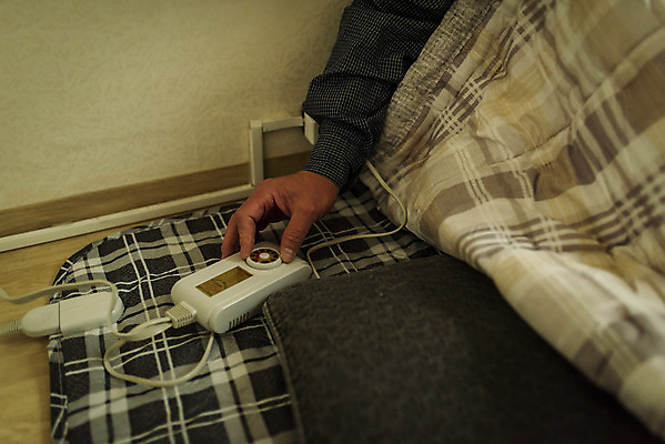 포토 JPG 주간 손 할아버지 노년 남자 실내 한명 앉기 상반신 옆모습 신체부위 실버라이프 한국인 추위 잡기 고독 70대 고령화 독거노인 전기장판 노인남자한명만 국내포토 자연요소 1 라이프스타일 감정 뷰포인트 모션 사람 동양인 성인 내부 사회이슈 장판 남자한명만 노인남자만 파일형식