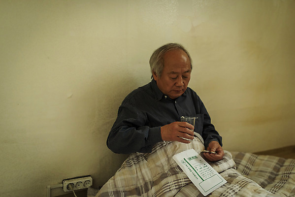 포토 JPG 주간 할아버지 노년 남자 실내 한명 들기 앉기 상반신 앞모습 컵 실버라이프 약 이불 한국인 추위 고독 70대 고령화 독거노인 노인남자한명만 국내포토 자연요소 1 라이프스타일 식기 감정 뷰포인트 의학 침구 모션 사람 동양인 성인 내부 사회이슈 남자한명만 노인남자만 파일형식